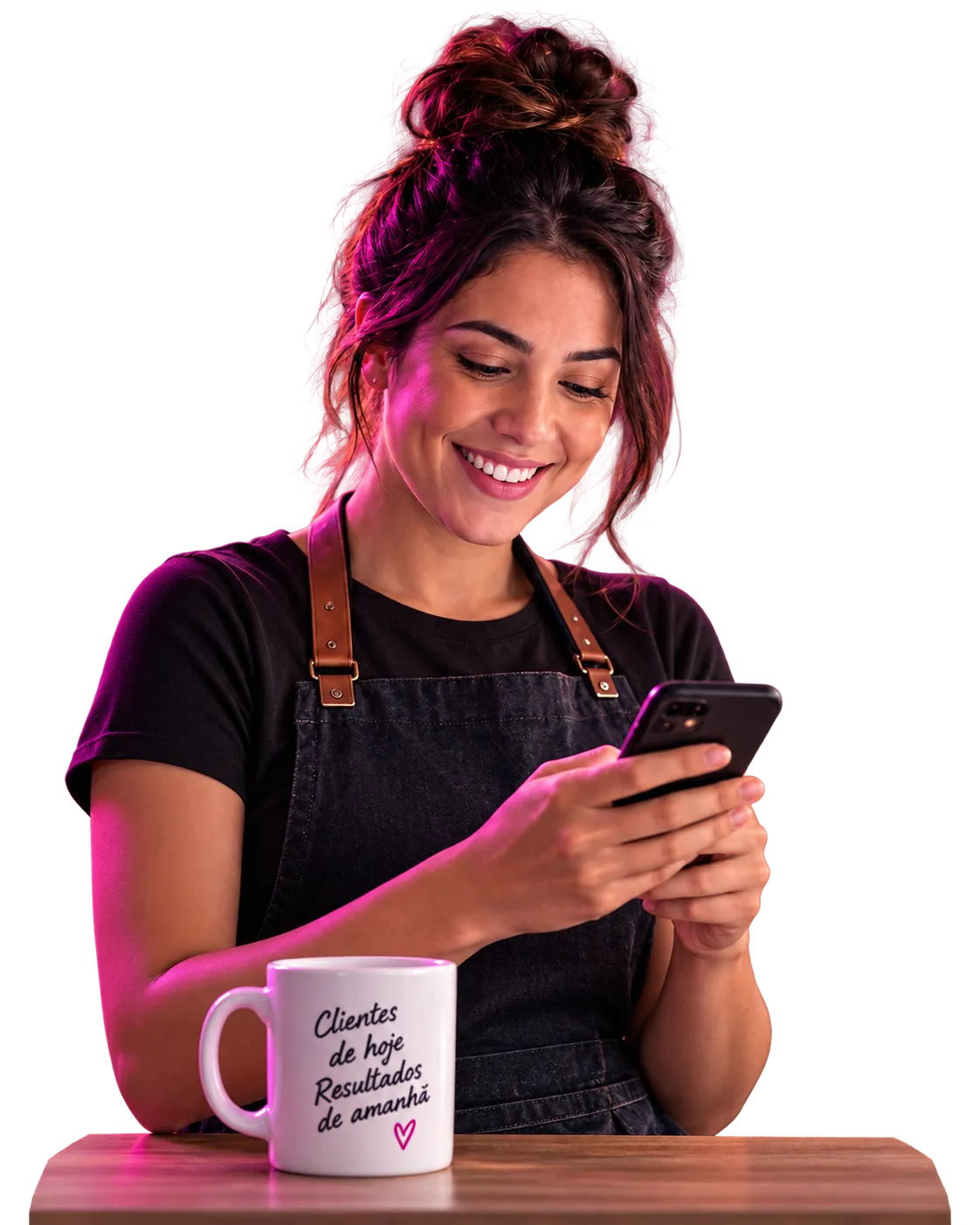 Empreendedora sorrindo enquanto atende pelo celular, com sua caneca sobre o balcão